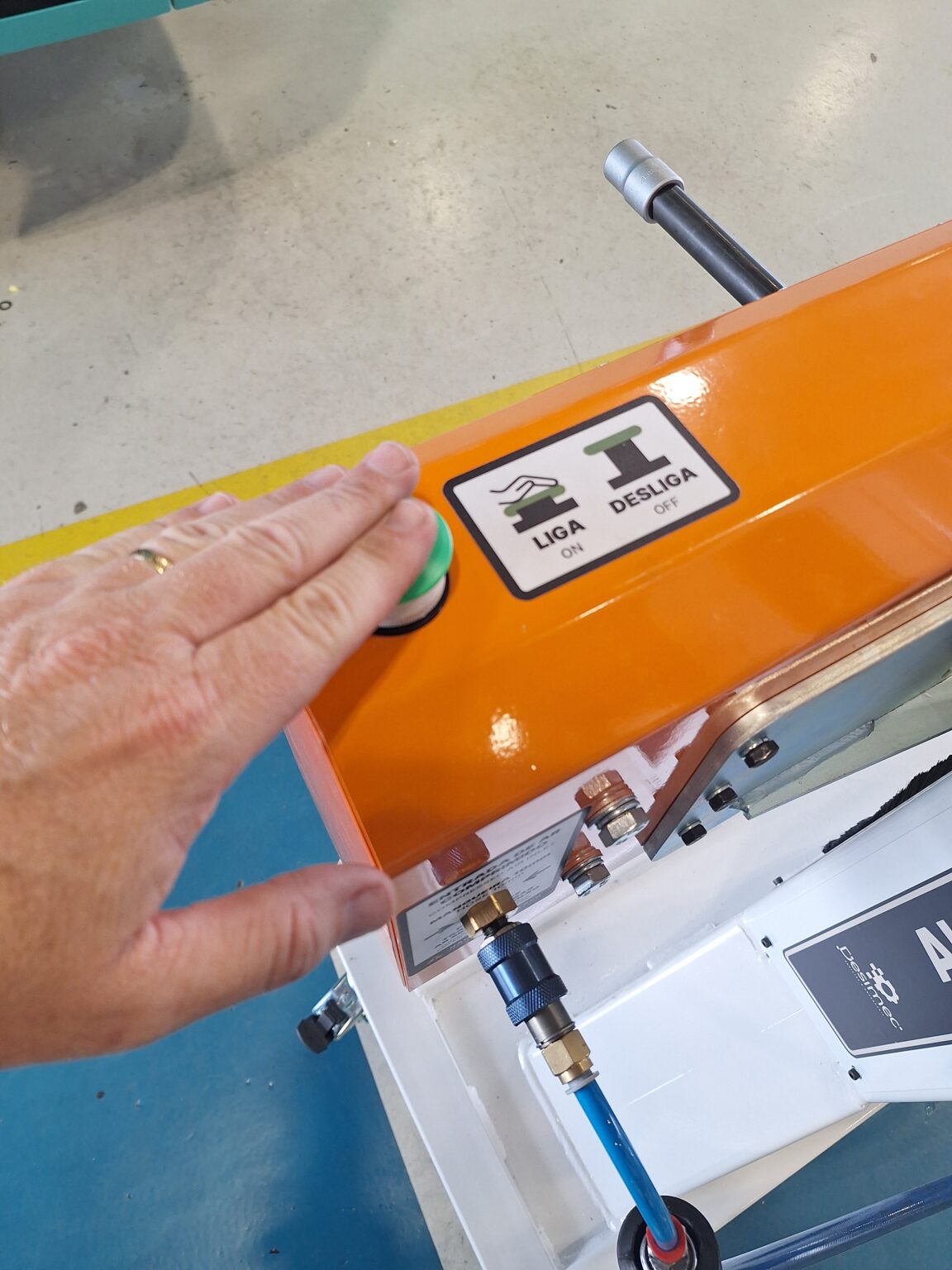 Botão de acionamento do basculador automático de cabine de caminhão - AUTOBASC